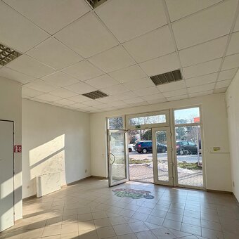 Kompaktný obchodný priestor v centre Levíc - 3