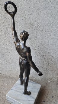 Vacsia kovova soska na mramorovom podstavci - 3