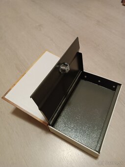 kovová pokladnička 'trezor v knihe' - 3