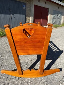 Ručne vyrezávana detská kolíska - 3