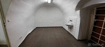 Prenájom obchodné priestory centrum na námestí 78m2 - 3