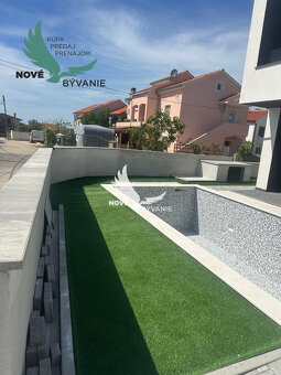 Novostavba domu s výhľadom na more a bazénom v Chorvátsku v - 3