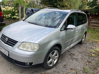 Volkswagen Touran striebornej farby - 3