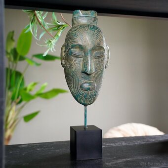 REZERVOVANÉ Patinovaná bronzová Maorská maska na stojane - 3