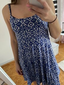 Modrobielé šaty - 3