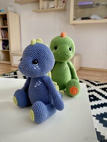 Háčkovaný dinosaurus Dino a hrkálka set pre deti - 3