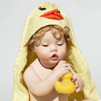 Porcelánová bábika +vanička +kačka +bublinky +kožušinka - 3