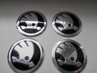 Nálepky na pukličky diskov Škoda 56 mm strieborné a zelené - 3