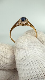 Elegantný prsteň z 18K zlata s 0,35 ct prírodným zafírov - 3