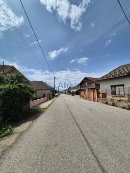 Starší rodinný dom s veľkým pozemkom neďaleko Šale na predaj - 3