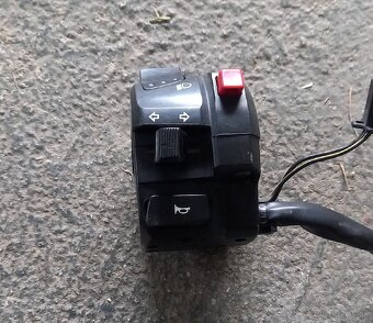 Čierne plexi vypínač,prepínač suzuki gsxr 1000 k5,k6,k7 - 3