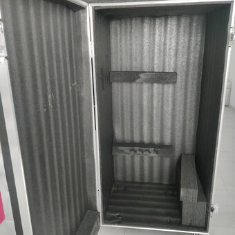 cierny prepravny kufor - case - box - rack - 3