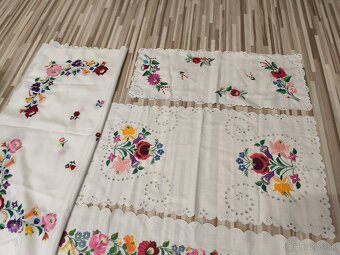 Vyšívané obrusy a dečky - 3