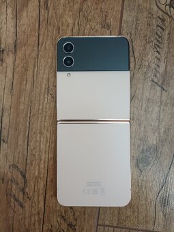 Samsung Galaxy Z Flip4 128 GB zlaty - 3