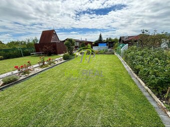 Upravená záhrada s chatou na Žabom majeri - 3