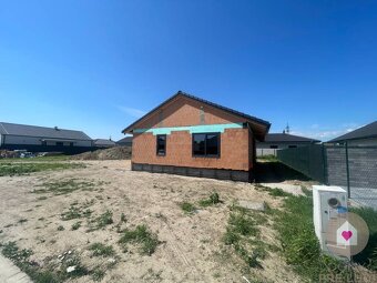 Krásny 4 izbový RD bungalov 92,26 m2 na pozemku 495 m2, Sene - 3