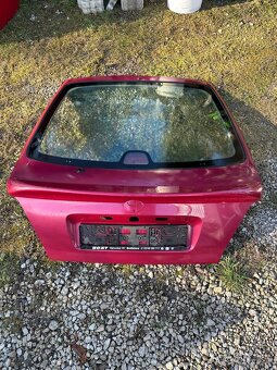 Predám dvere kufra Avesis T22 98-02 hatchback 5D - 3