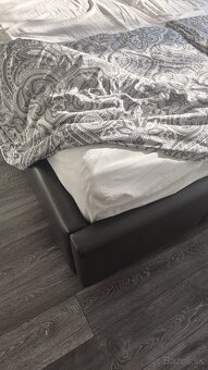 Masívna čalúnená manželská posteľ 180x200 - 3