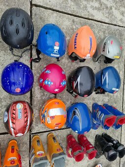 Lyže, lyžiarky, prilby - 3