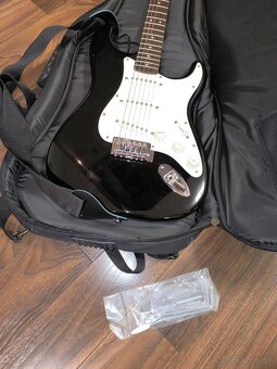 Predám el. gitaru Fender Squier Bullet Strat + príslušenstvo - 3
