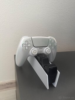 PS5 slim + 2 ovládače a príslušenstvo - 3