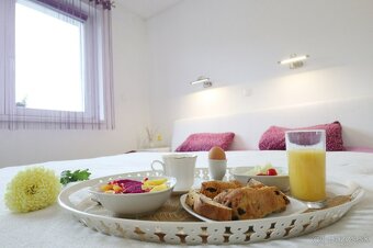 Krásny 5i RD s dvojgarážou, bazénom - TOP PROSTREDIE - 3