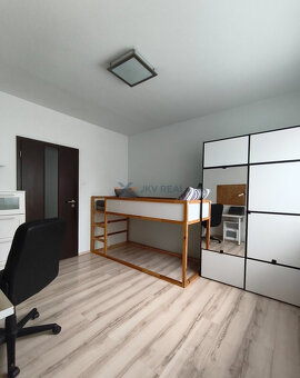 Priestranný 3-izbový byt s balkónom - 3