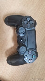 Playstation 4 s ovládačom a hrou - 3