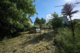 Na predaj: Jedinečný stavebný pozemok so starším rodinným do - 3