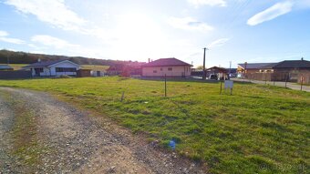 Slnečný stavebný pozemok na predaj – Dulová Ves - 3