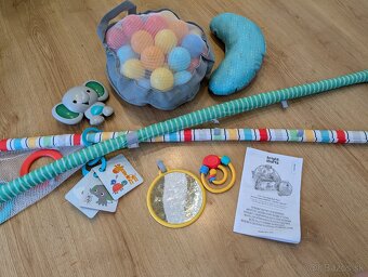 Hracia podlozka Bright Starts 5 in 1 Activity Gym Totally Tr - 3