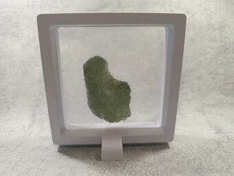 Krásný velký Vltavin z Chlumu, 14,36 gramu, ve stojánku - 3