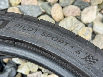 245/35 R20 - 3