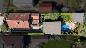 Štýlový a priestranný rodinný dom v slepej ulici s bazénom - 3