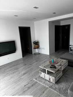 Na prenájom priestranný 3 - izb. byt - 80m² byt s balkónom v - 3