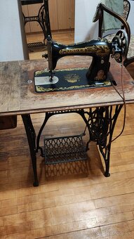 Predám starší šijací stroj a kozmetický stolík - 3