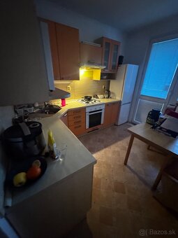 Ponúkame na prenájom stredne veľkú izbu v štvorizbovom byte - 3