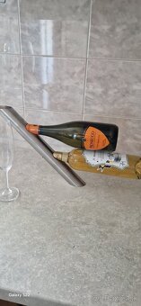 Samonosný držiak vína [efekt levitácie] - 3