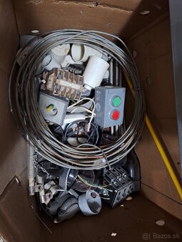 Staré zástrčky objímky a rôzny elektromaterial - 3