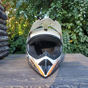 Predám novú motokrosovú prilbu veľkosť M 55–56 cm - BieLA - 3