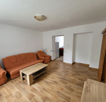 Slnečný 2-izbový byt s balkónom v tichej časti Prievidze - 3