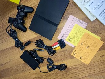 Predám PLAYSTATION 2 slim - 3