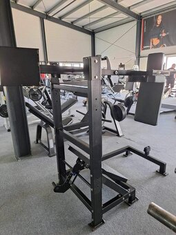 pendulum squat machine - 3