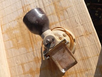 Predám veľmi starý elektrický mlynček na kávu - 3