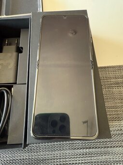 Predam Motorola Razr 40 Ultra 256Gb Cierna - 3
