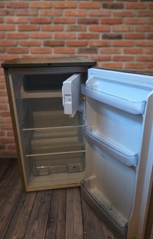 Malá kancelárska chladnička značky Fairline, model TFW85N. - 3