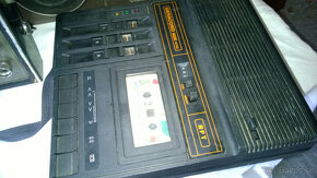 retro kazeťáky, boombox, staré rádio - 3
