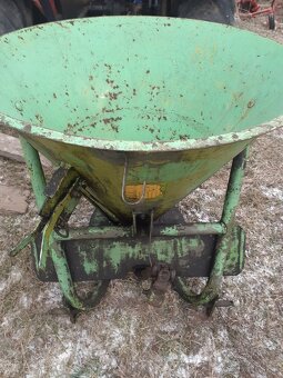 Rozmetadlo umeleho hnojiva 300L - 3