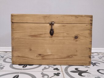 Starý, malý, dřevěný kufr, truhla po renovaci - 3