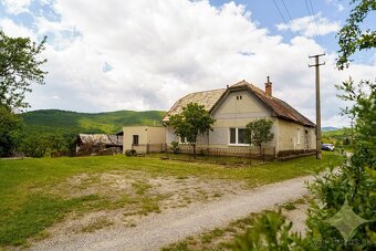 Exkluzívne na predaj gazdovský rodinný dom s pozemkom o rozl - 3